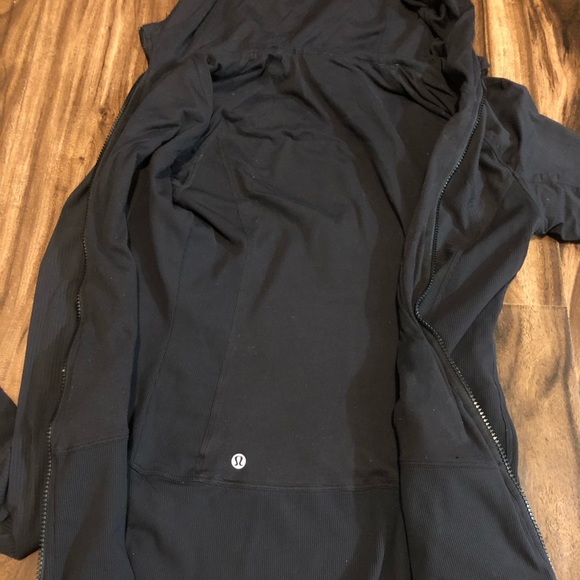 SOLD Lululemon In Flux Jacket - Picture 6 of 6